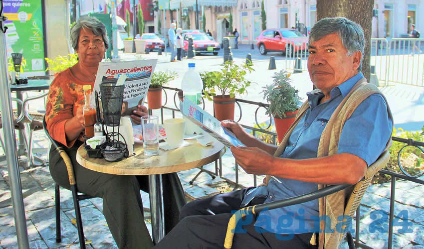 Grupo de personas desayunando.