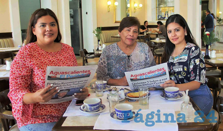 Grupo de personas desayunando.