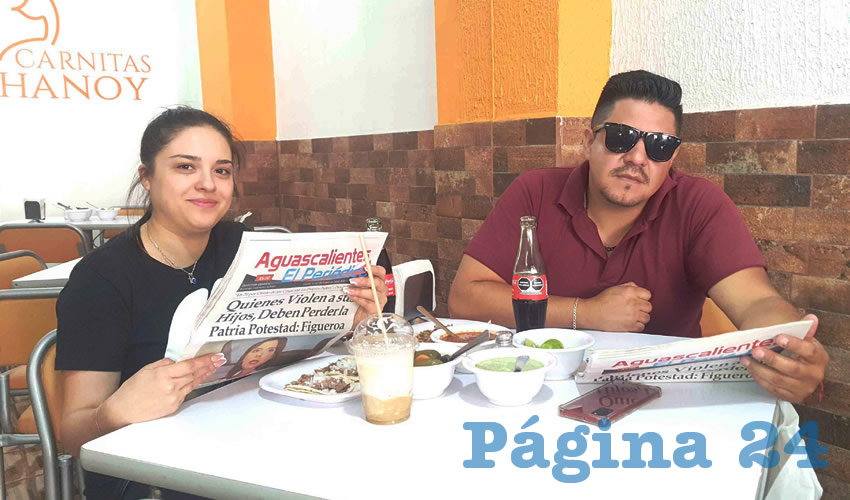 Grupo de personas desayunando.