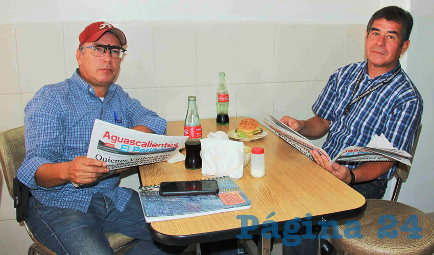Grupo de personas desayunando.