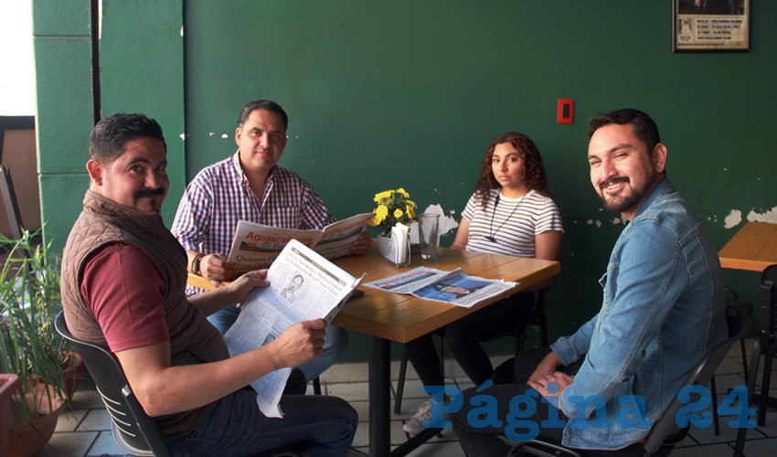 Grupo de personas desayunando.