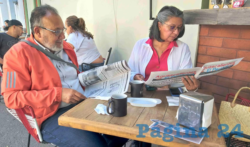 Grupo de personas desayunando.