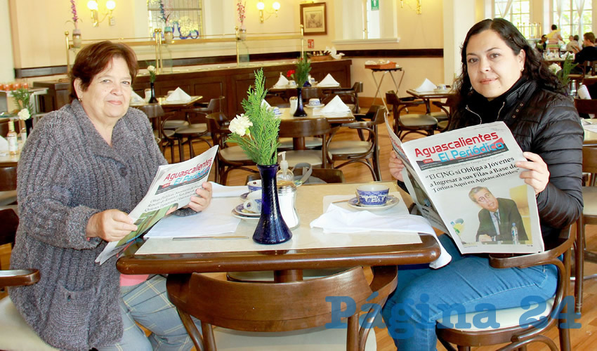 Grupo de personas desayunando.