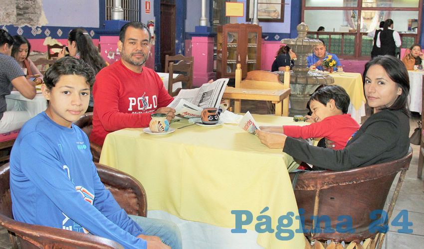 Grupo de personas desayunando.