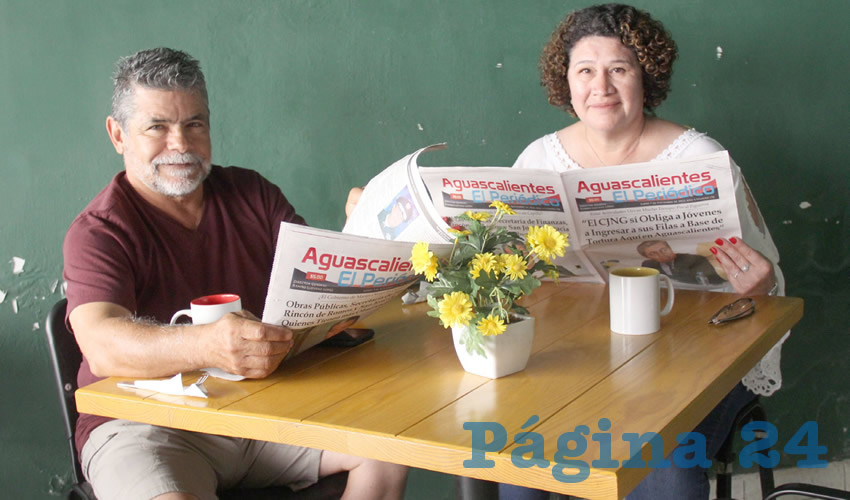 Grupo de personas desayunando.