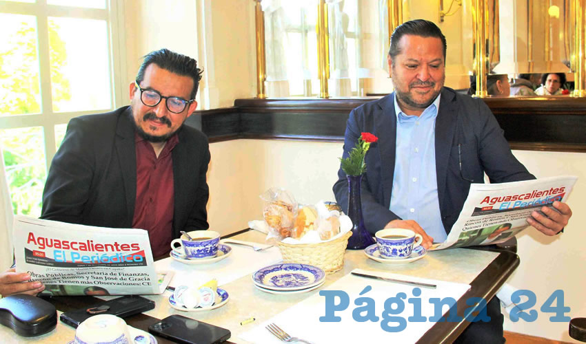Grupo de personas desayunando.