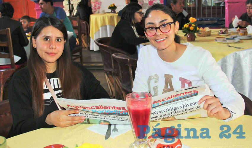Grupo de personas desayunando.