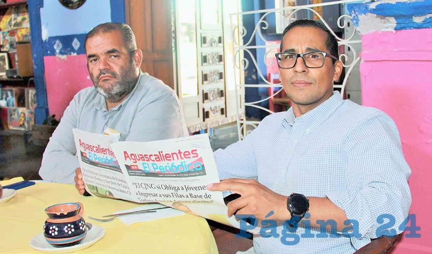 Grupo de personas desayunando.