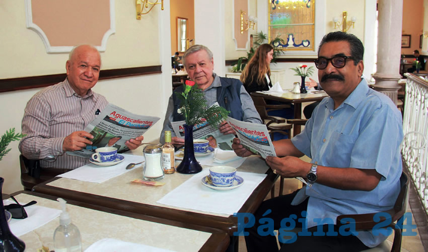 Grupo de personas desayunando.