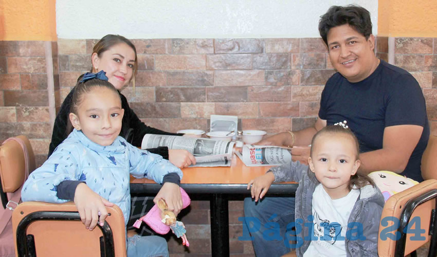 Grupo de personas desayunando.