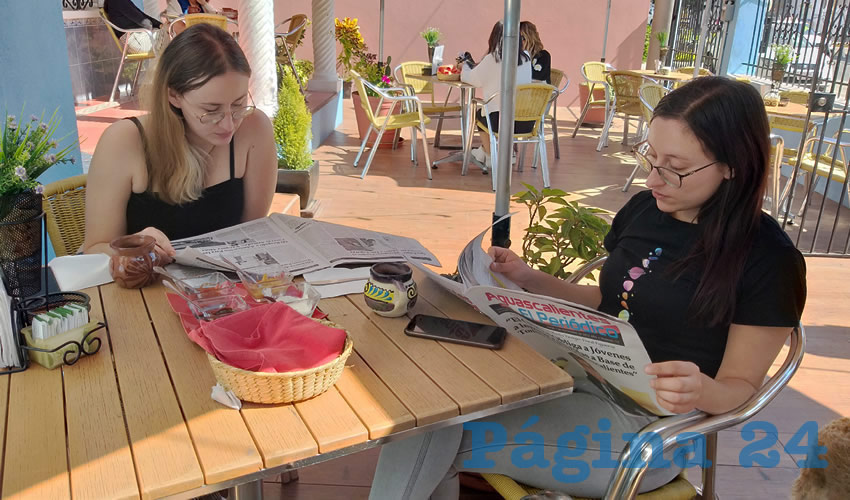 Grupo de personas desayunando.