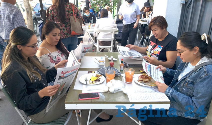 Grupo de personas desayunando.