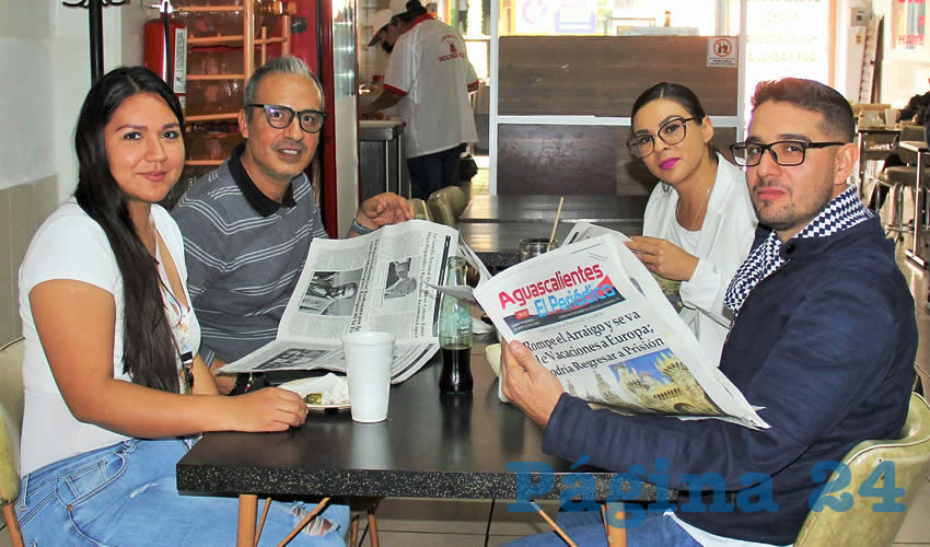 Grupo de personas desayunando.