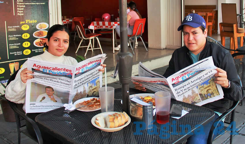 Grupo de personas desayunando.