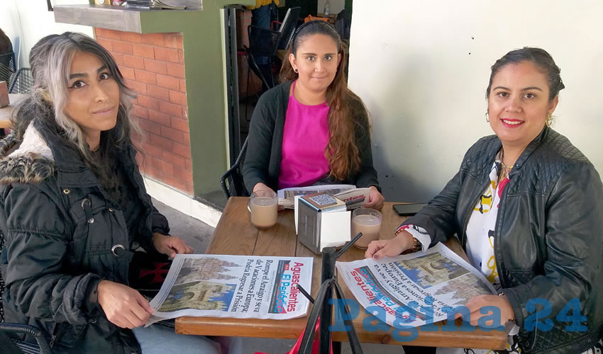 Grupo de personas desayunando.