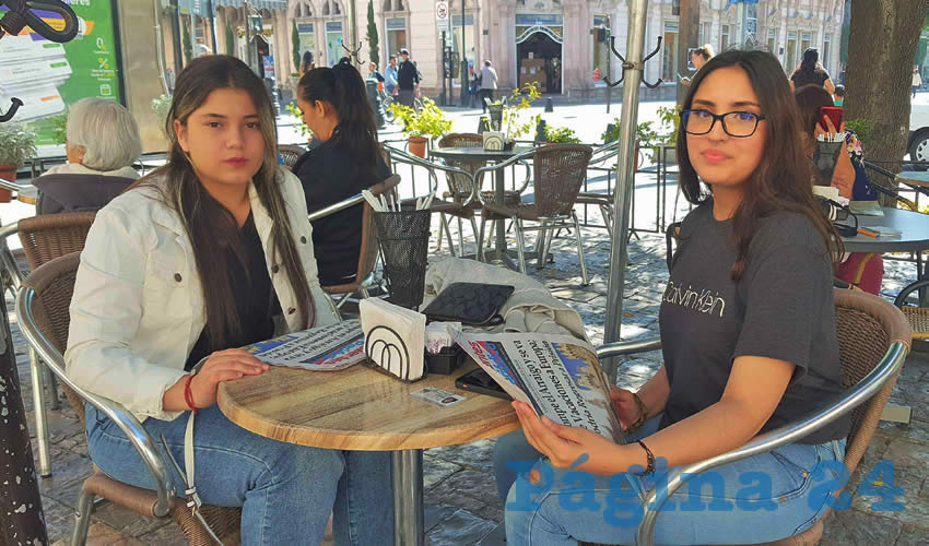 Grupo de personas desayunando.