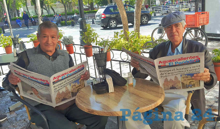 Grupo de personas desayunando.