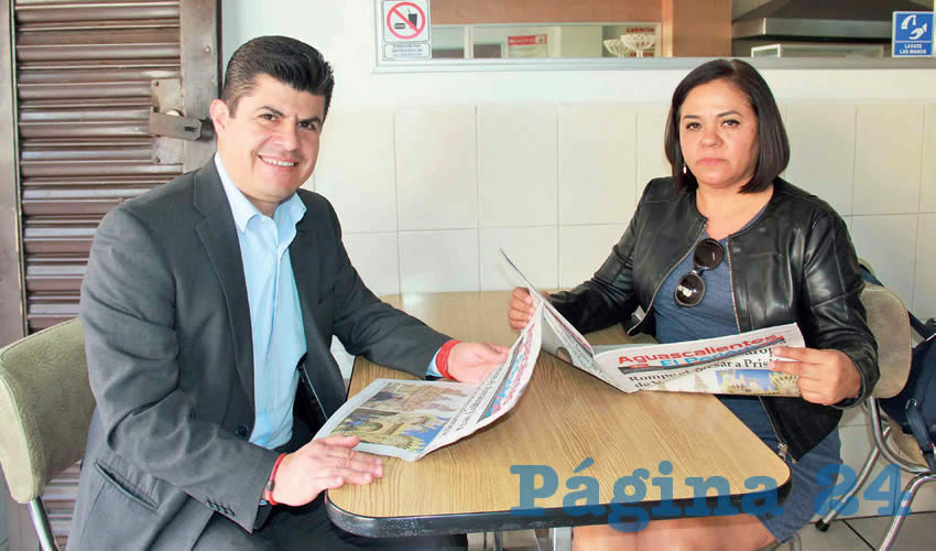 Grupo de personas desayunando.
