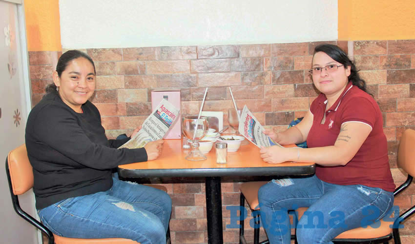 Grupo de personas desayunando.