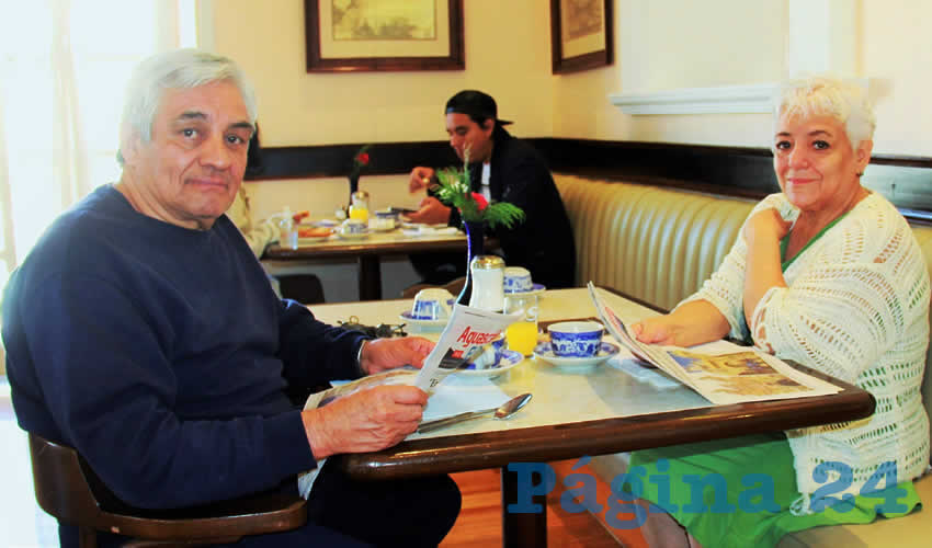 Grupo de personas desayunando.
