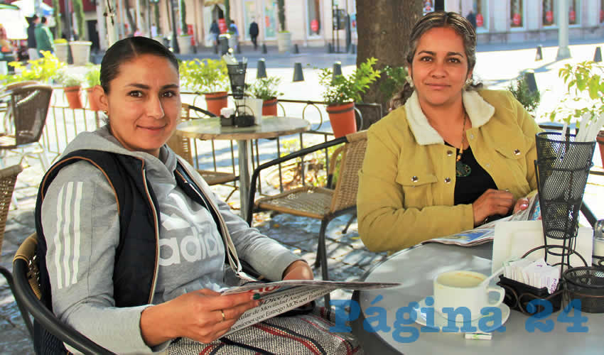 Grupo de personas desayunando.