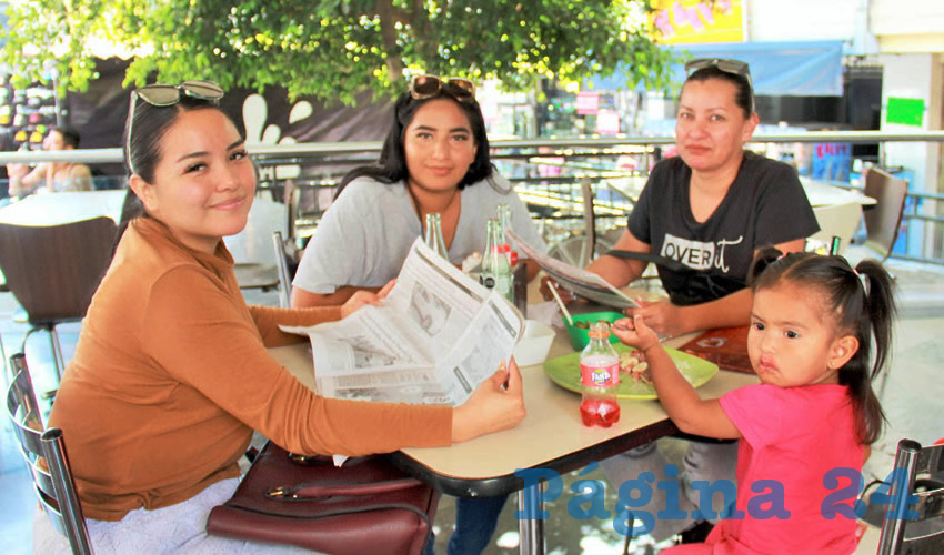 Grupo de personas desayunando.