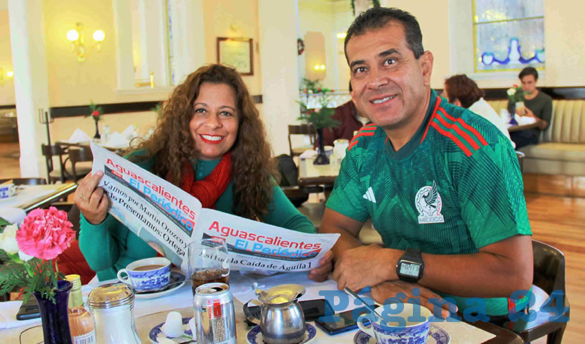 Grupo de personas desayunando.