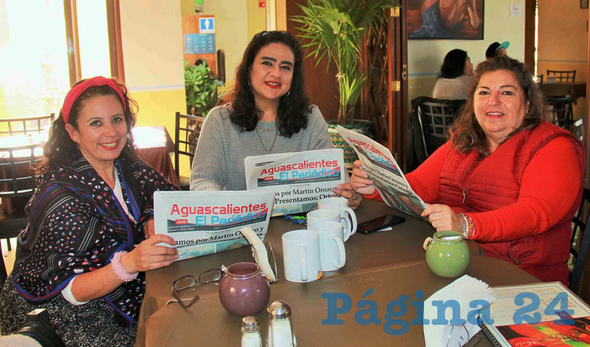 Grupo de personas desayunando.