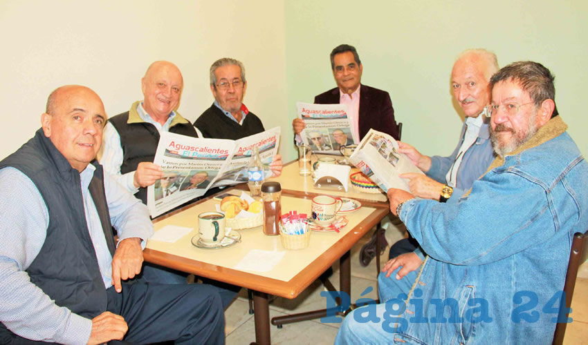 Grupo de personas desayunando.