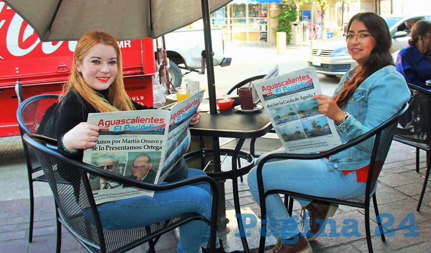 Grupo de personas desayunando.
