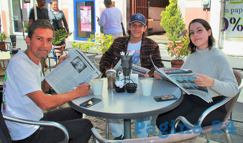 Grupo de personas desayunando.