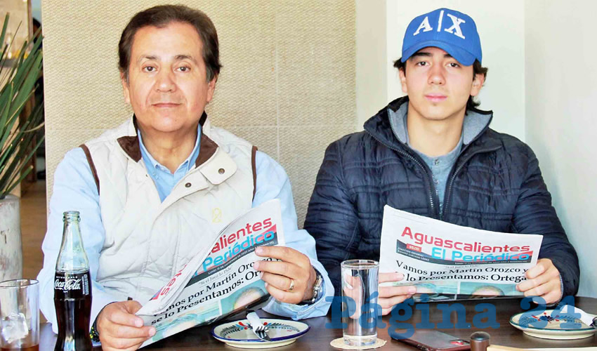 Grupo de personas desayunando.