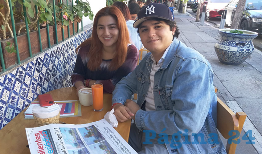 Grupo de personas desayunando.