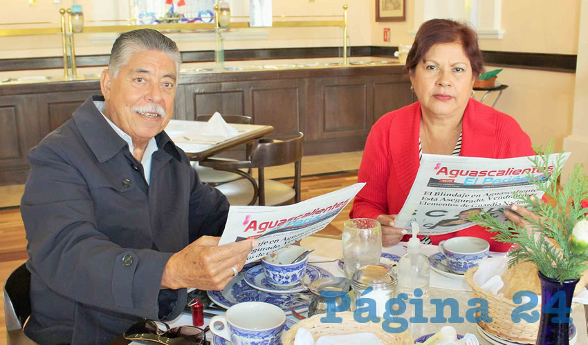 Grupo de personas desayunando.