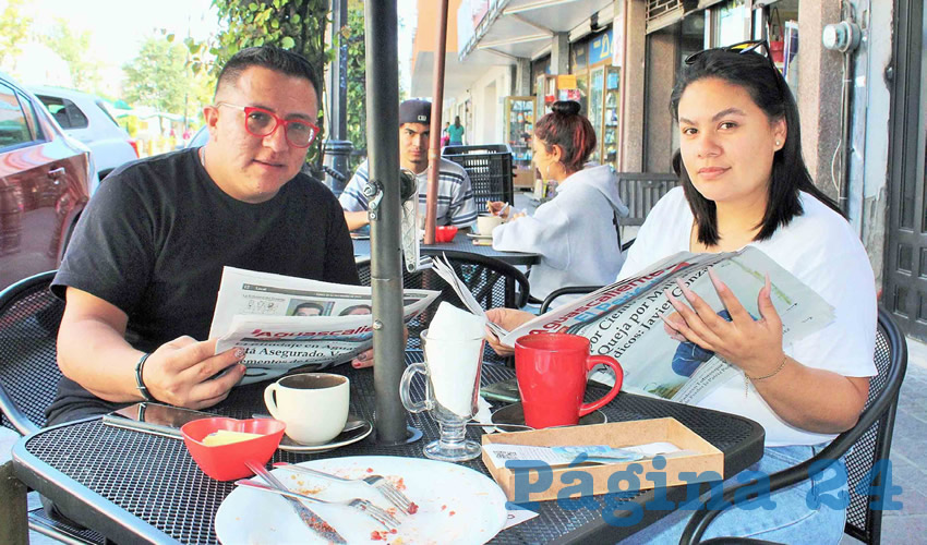 Grupo de personas desayunando.