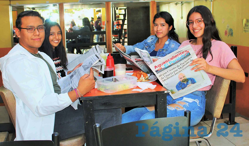 Grupo de personas desayunando.