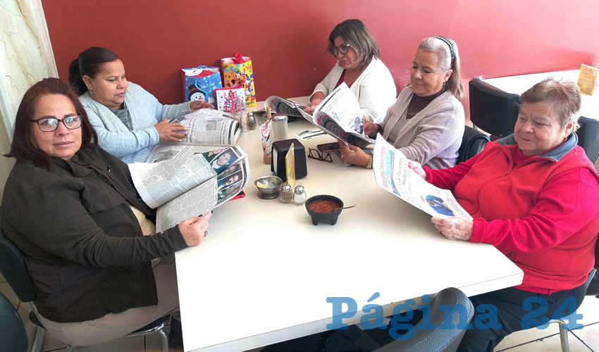 Grupo de personas desayunando.