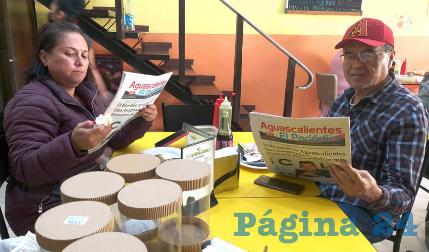 Grupo de personas desayunando.
