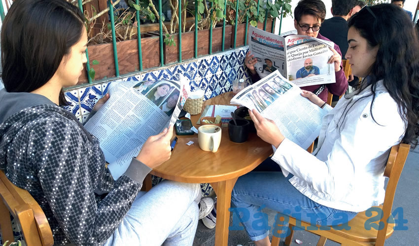 Grupo de personas desayunando.