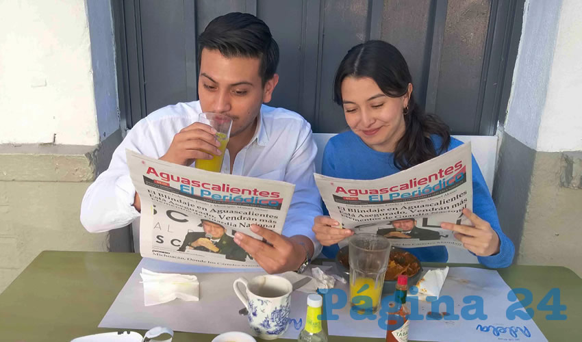 Grupo de personas desayunando.