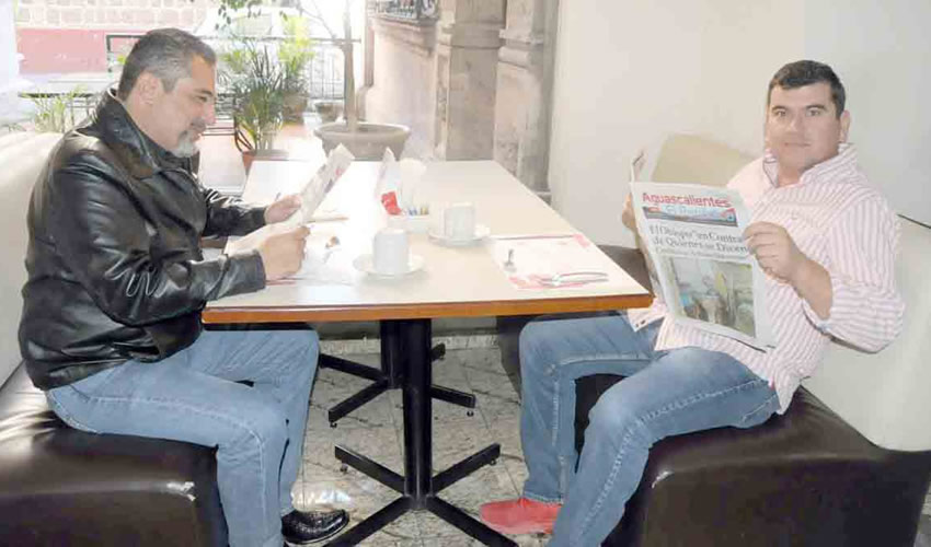 Grupo de personas desayunando.