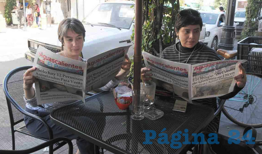 Grupo de personas desayunando.