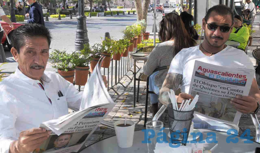 Grupo de personas desayunando.