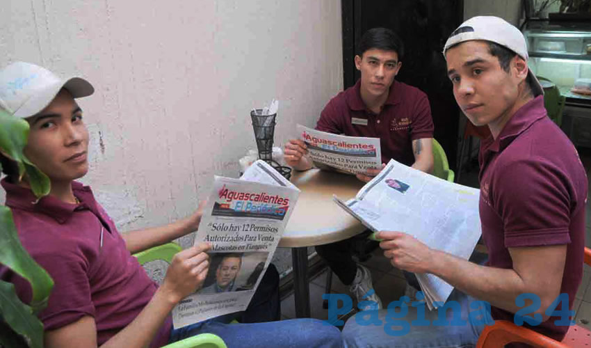 Grupo de personas desayunando.