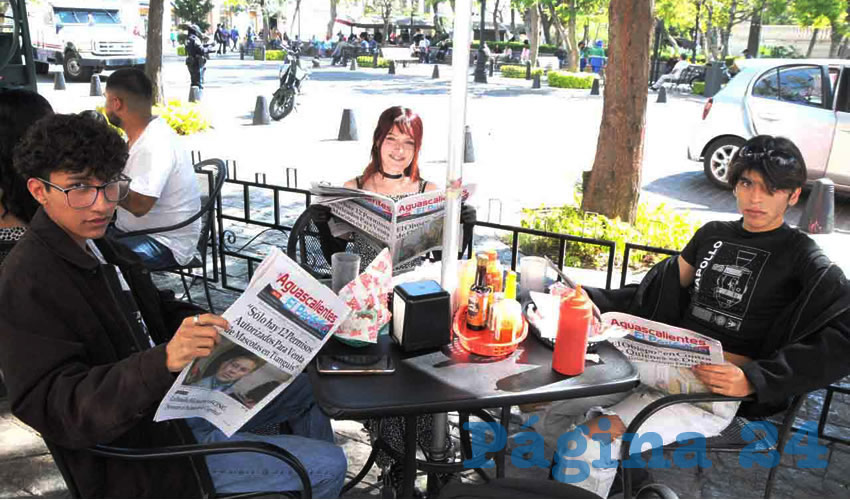Grupo de personas desayunando.