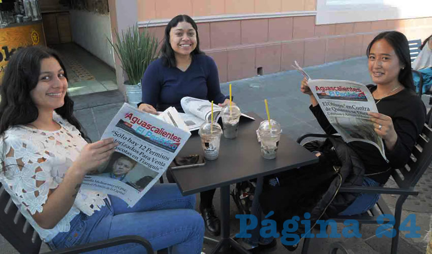 Grupo de personas desayunando.