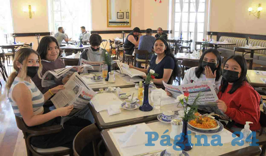 Grupo de personas desayunando.