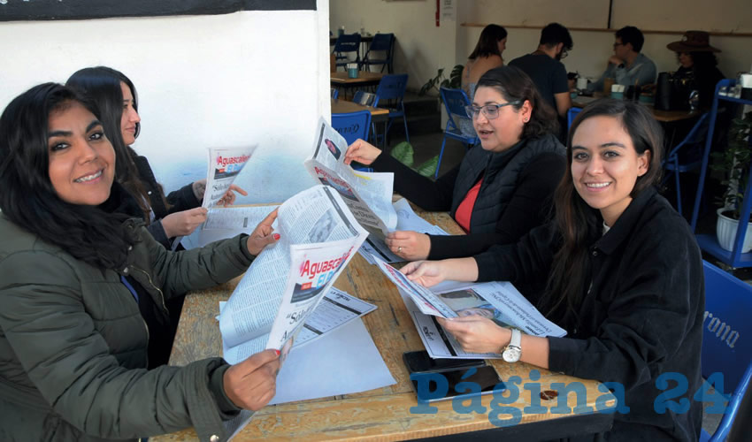Grupo de personas desayunando.