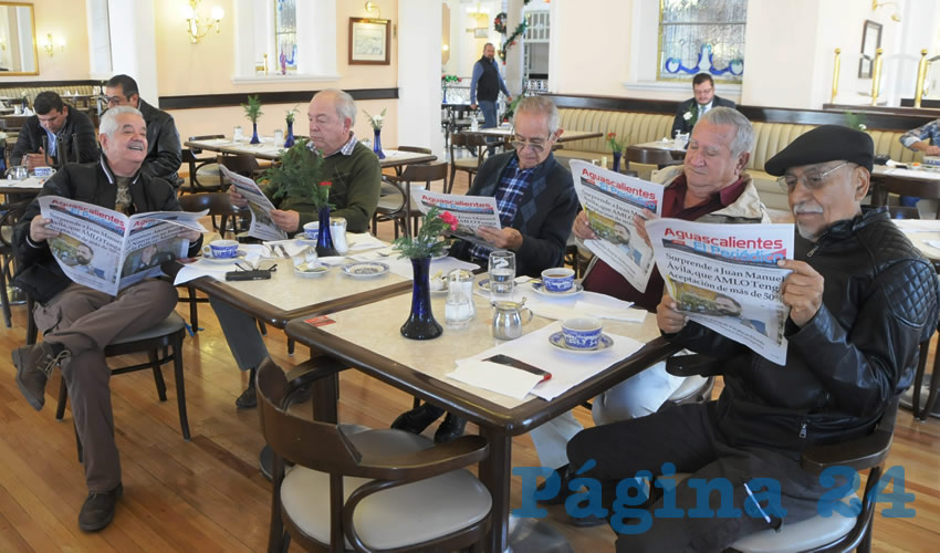 Grupo de personas desayunando.