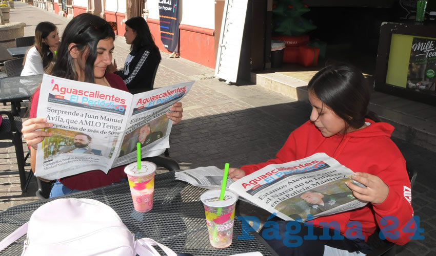 Grupo de personas desayunando.